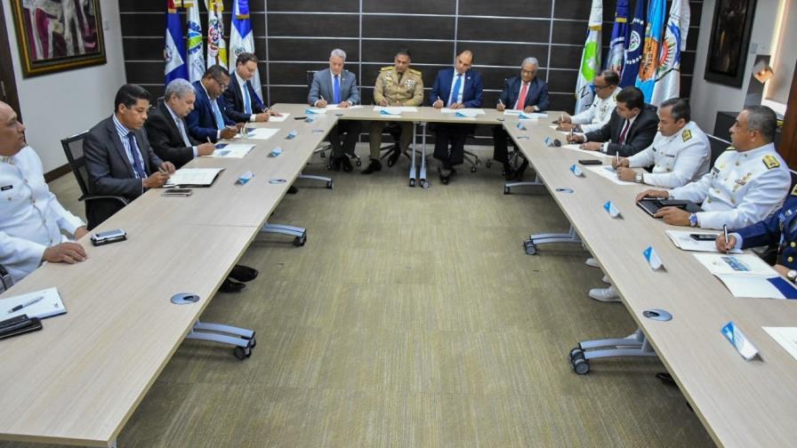 Firman protocolo de autorización para entradas y salidas de buques en puertos del país