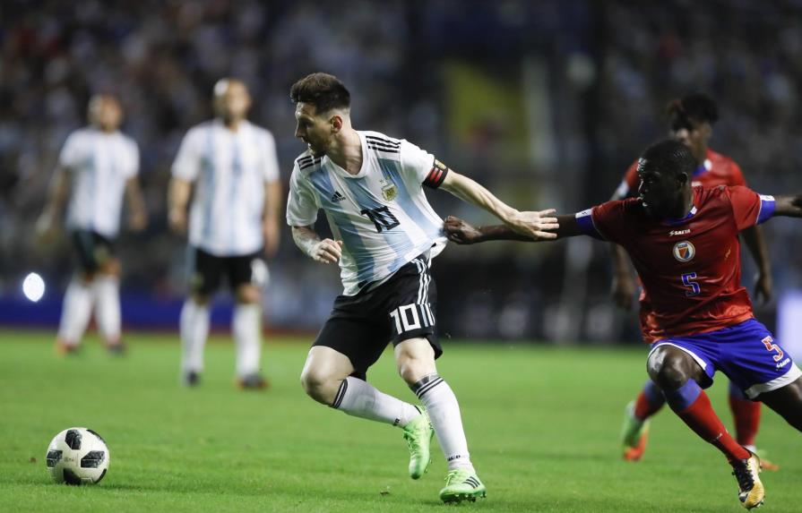 Un triplete de Messi lleva a Argentina a una goleada contra Haití