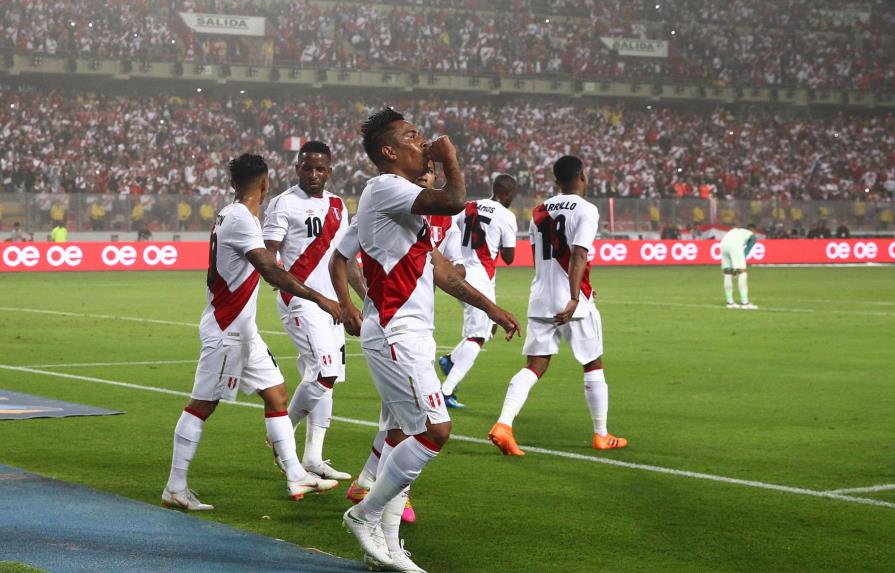 Cueva y Farfán lideran victoria de Perú 2-0 en amistoso ante Escocia