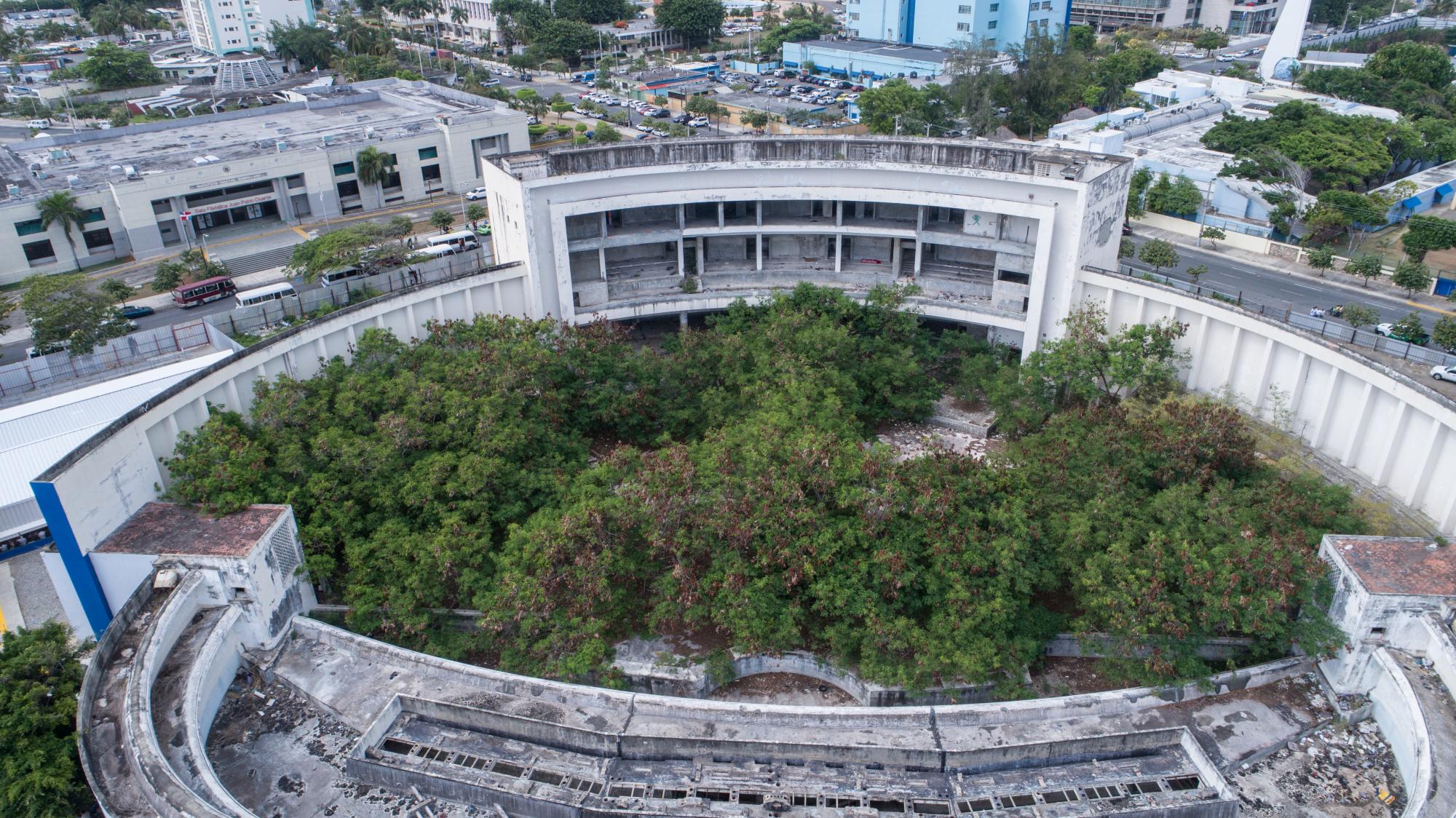 Árboles y arbustos crecen dentro del teatro.