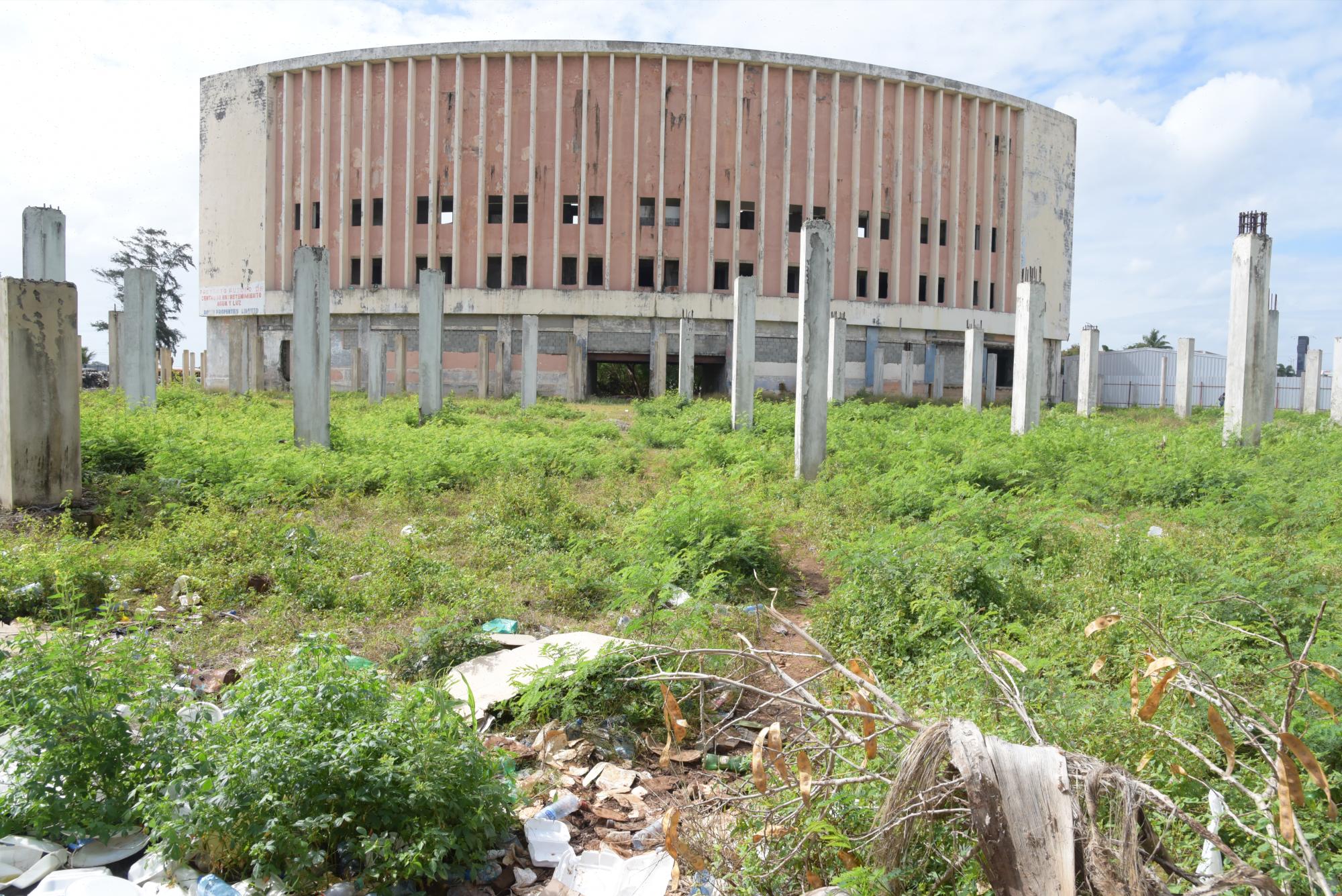 Vista del otrora centro de diversión desde el lado este.