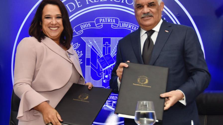 Canciller Miguel Vargas suscribe acuerdo con Centrocámara-RD