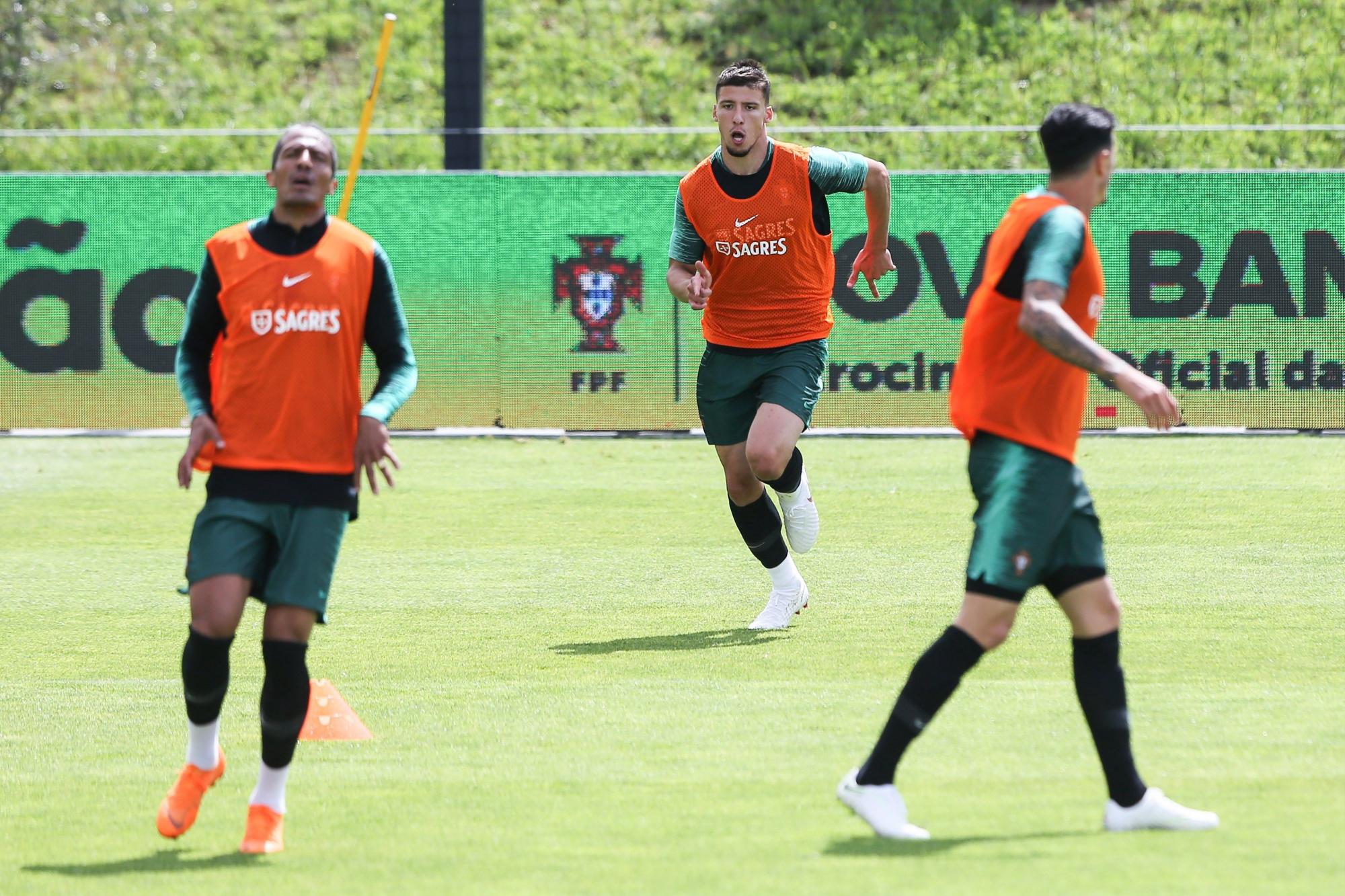 Los jugadores de la selección portuguesa de fútbol (i-d) Bruno Alves, Ruben Dias y Jose Fontes, durante un entrenamiento del equipo en Oeiras, Portugal, hoy, 25 de mayo de 2018. Portugal prepara su participación en el Mundial de Rusia 2018, que se celebra del 14 de junio al 15 de julio. 