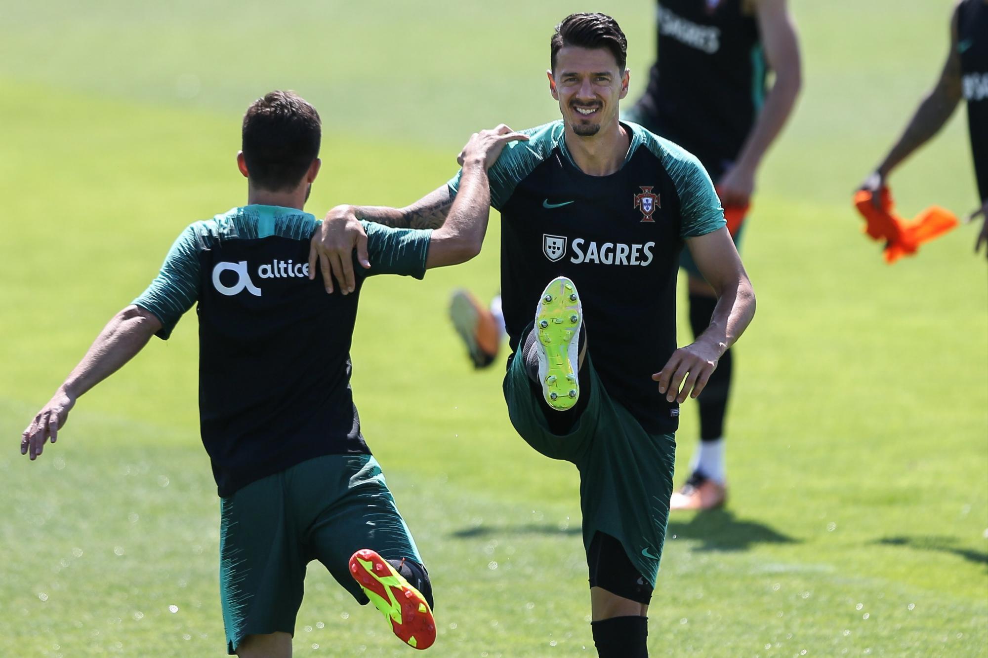 Joao Moutinho (izquierda) y Jose Fontes (derecha) durante una  sesión  de entrenamientos del onceno de  Portugal el 26 May 2018. Fonte indicó que Portugal a a Rusia para ser campeón 