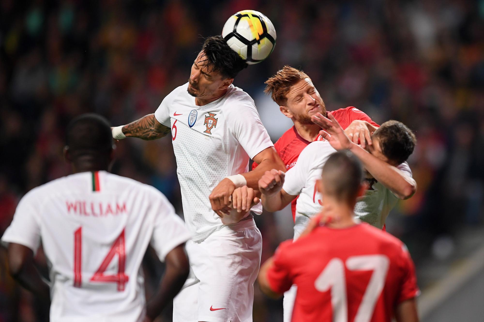 Jose Fonte (c-i) de Portugal disputa el balón con Anice Badri (c-d) de Túnez durante un partido amistoso entre Túnez y Portugal que se disputa el lunes 28 de mayo de 2018, en Braga (Portugal). 