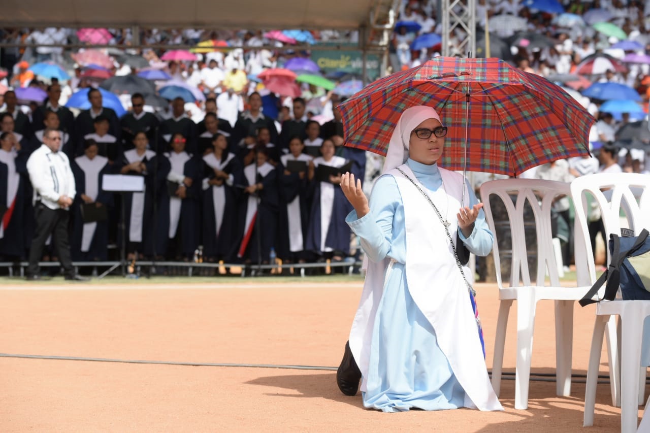 La eucaristía después de una caminata que partió de la parte frontal de la iglesia mayor o catedral Santiago Apóstol y recorrió varias calles céntricas hasta llegar al estadio Cibao, ubicado en las avenidas Imbert y Enriquillo.