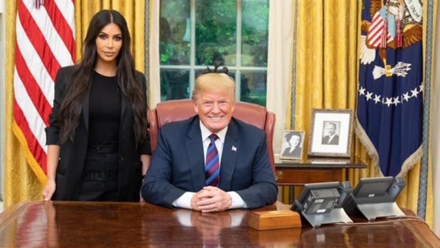 Kim Kardashian genera burlas tras visitar a Trump en la Casa Blanca Kim Kardashian genera burlas tras visitar a Trump en la Casa Blanca