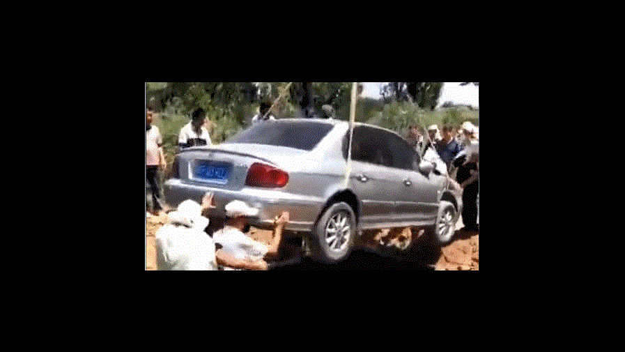 Entierran en China a un hombre con su propio carro como ataúd Entierran en China a un hombre con su propio carro como ataúd