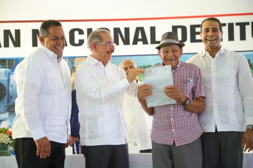 Presidente Danilo Medina entrega 839 títulos en Palmar de Ocoa, Azua