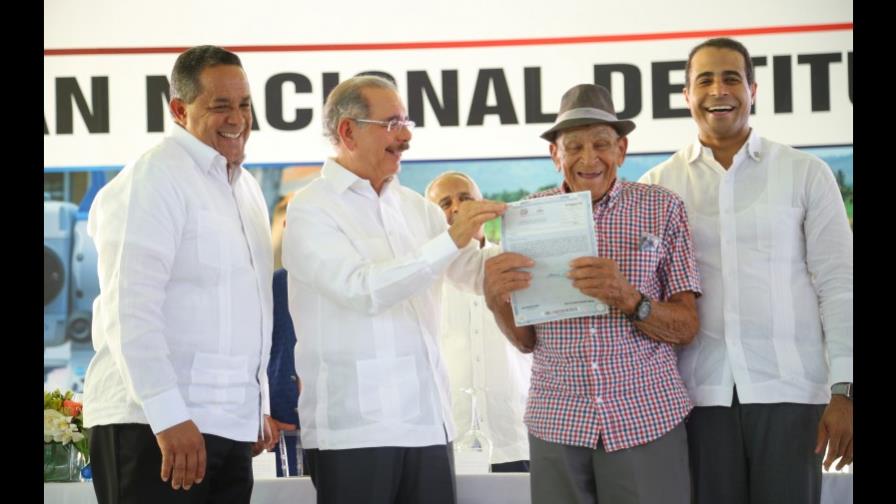 Presidente Danilo Medina entrega 839 títulos en Palmar de Ocoa, Azua