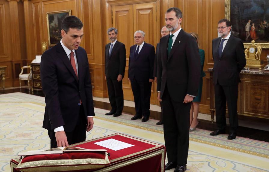 Sin Biblia ni crucifijo, Sánchez jura su cargo de nuevo presidente de gobierno español 