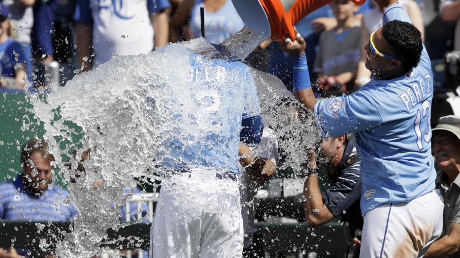 Gracias a jonrón de Soler, Reales superan a Atléticos