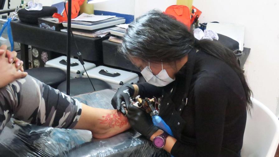 Las cicatrices de la violencia en mujeres que se convierten en tatuajes Las cicatrices de la violencia en mujeres que se convierten en tatuajes