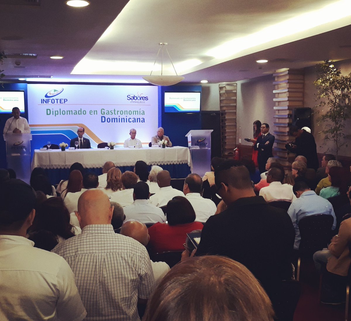 Asistentes a la apertura del diplomado.