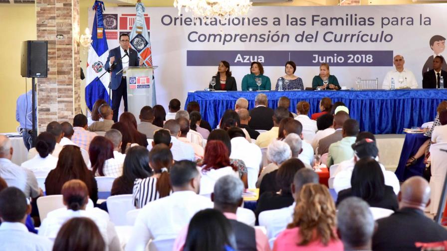 Andrés Navarro entrega a familiares de estudiantes de la región sur nuevo currículo escolar 