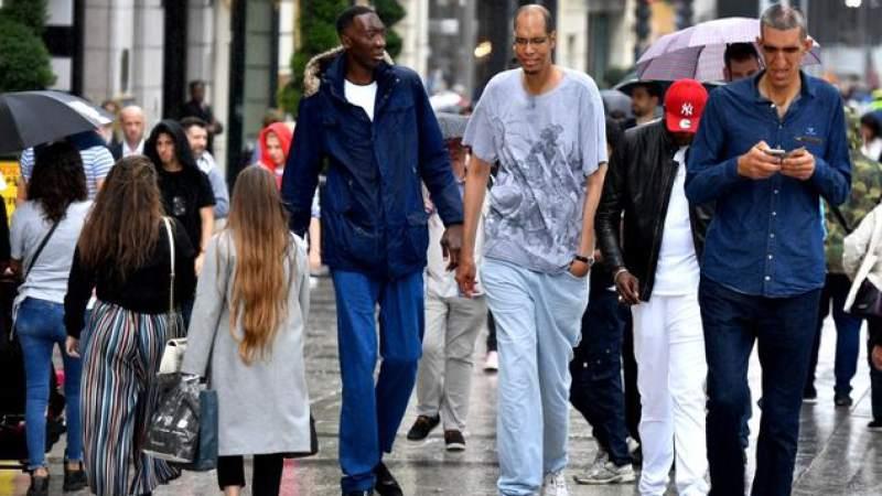 Los hombres más altos del mundo se pasean por París