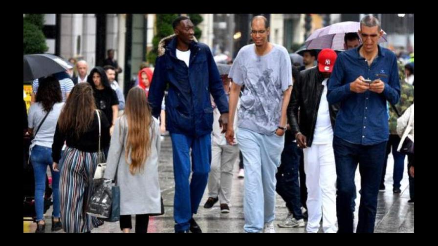 Los hombres más altos del mundo se pasean por París