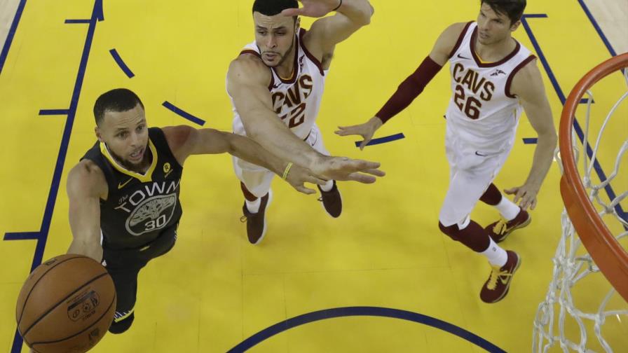 Con un Curry de récord, los Warriors ponen el 2-0 ante los Cavs