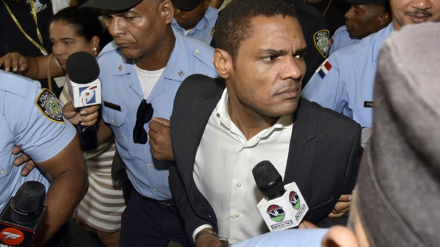 Un año de preventiva a exembajador acusado de violar a su hijastra