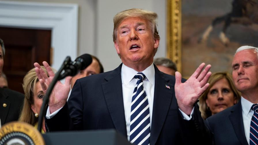 Trump afirma su derecho a perdonarse a sí mismo y ataca la investigación rusa