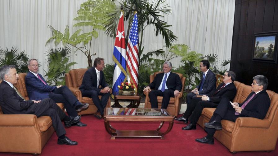 Presidente de Cuba recibe a senador EE.UU. y al expresidente de Google Presidente de Cuba recibe a senador EE.UU. y al expresidente de Google