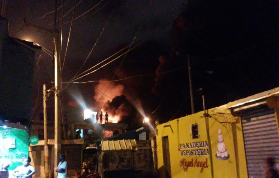 Fuego afecta colchonería La Nacional, en Santo Domingo Este