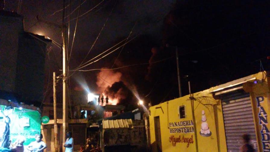 Fuego afecta colchonería La Nacional, en Santo Domingo Este Fuego afecta colchonería La Nacional, en Santo Domingo Este