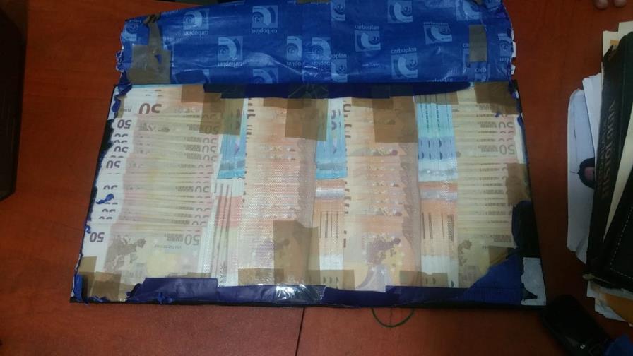 Apresan mujer que trajo de España más de 150 mil euros en dos maletas 