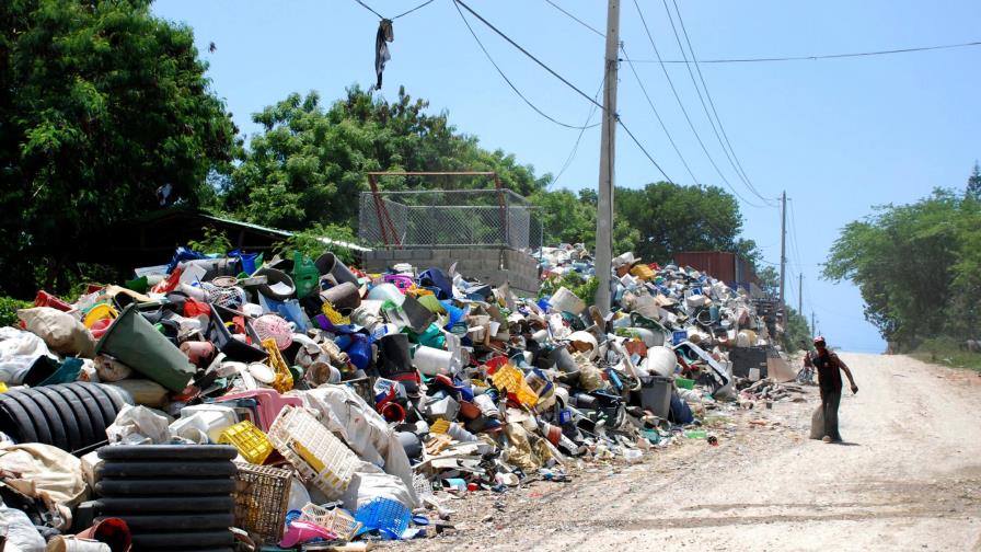 Ministro advierte sobre los botaderos de plásticos en vías Ministro advierte sobre los botaderos de plásticos en vías