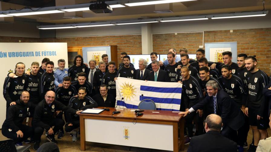 El presidente de Uruguay entrega el pabellón a la Celeste y expresa su confianza en el equipo El presidente de Uruguay entrega el pabellón a la Celeste y expresa su confianza en el equipo