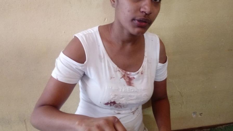 Una joven denuncia a su pareja de herirla con arma blanca y golpearla