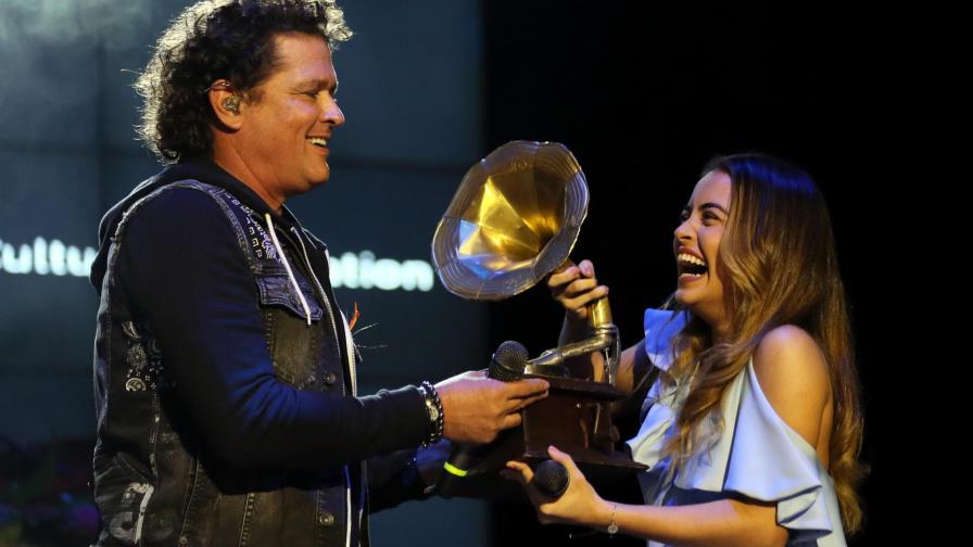 Una joven promesa de la música colombiana recibe una beca Carlos Vives Una joven promesa de la música colombiana recibe una beca Carlos Vives