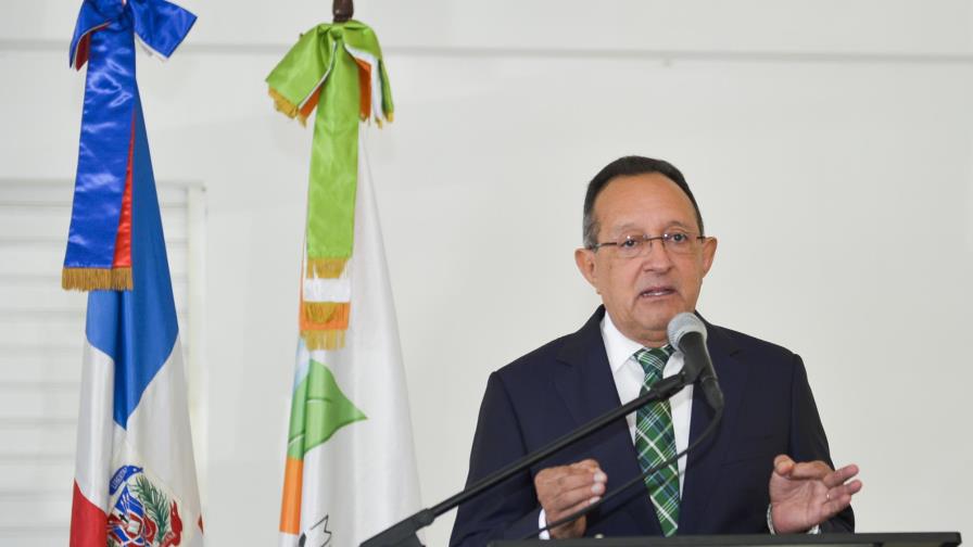 Ministro de Medio Ambiente dice sancionará a personas que viertan plásticos en las calles 