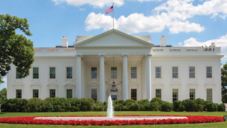 La Casa Blanca anuncia la salida de asesora que se burló del cáncer de McCain La Casa Blanca anuncia la salida de asesora que se burló del cáncer de McCain