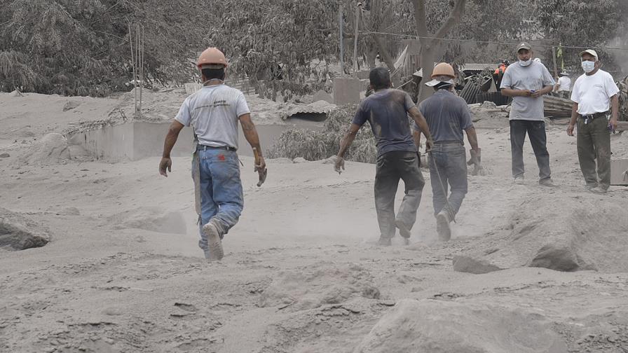 Erupción de volcán deja 75 muertos y casi 200 desaparecidos en Guatemala