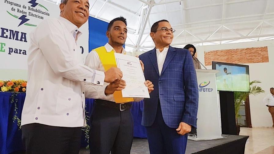 Infotep y CDEEE certifican a 136 electricistas comunitarios Infotep y CDEEE certifican a 136 electricistas comunitarios