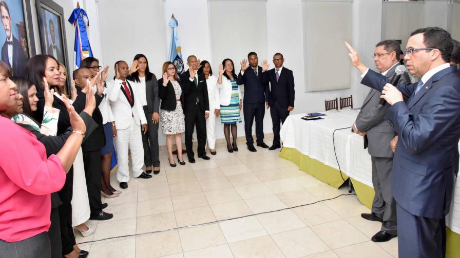 Navarro juramenta  15 nuevos directores