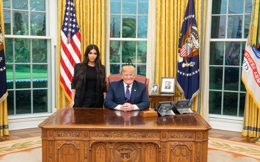 Trump concede la libertad a una presa tras la petición de Kim Kardashian