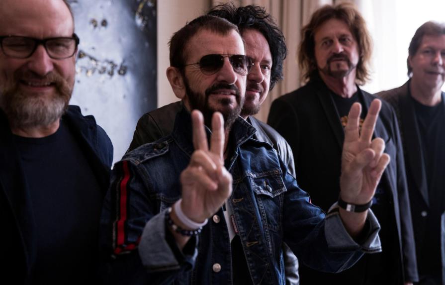  Ringo Starr se divierte en París con “un poco de ayuda de sus amigos” 