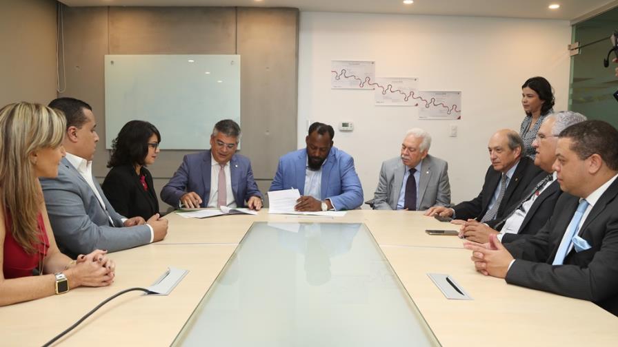  BHD León y Vladimir Guerrero firman acuerdo