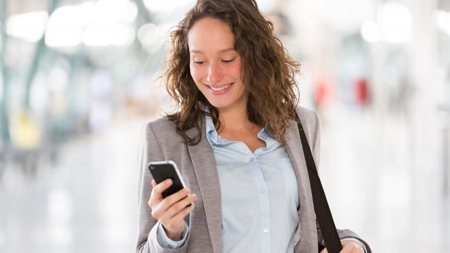 Una ciudad china crea carril exclusivo para peatones que miran al móvil Una ciudad china crea carril exclusivo para peatones que miran al móvil