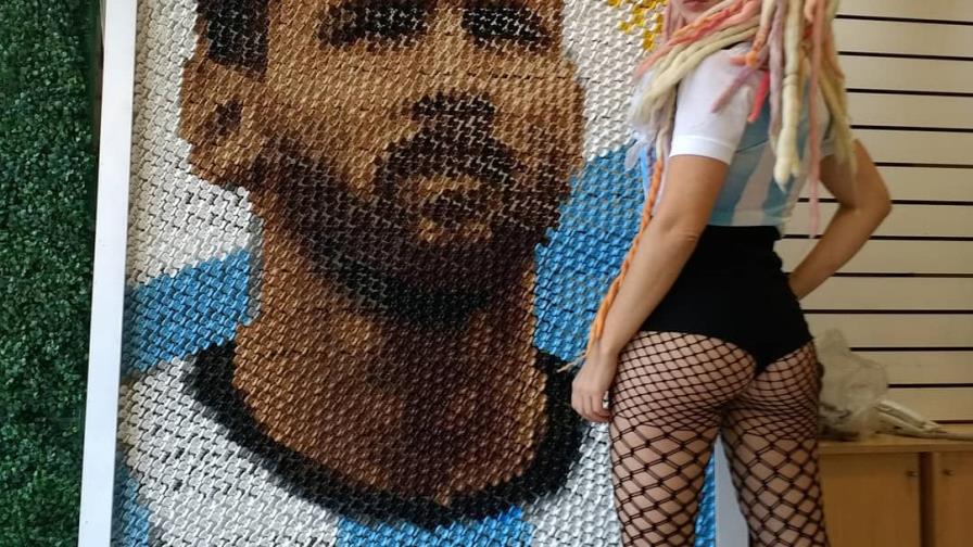 Artista argentina recrea a Lionel Messi con broches de pelo
