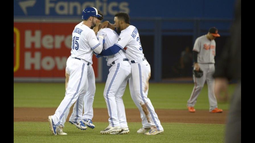 Aledmys Díaz pega el hit del triunfo de Azulejos sobre Orioles Aledmys Díaz pega el hit del triunfo de Azulejos sobre Orioles