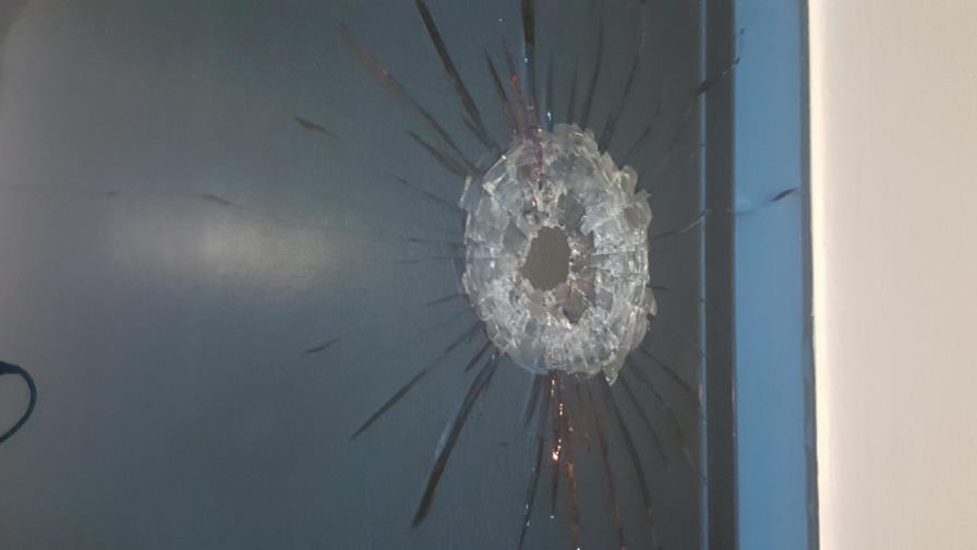 Bala impacta emisora Súper 7 FM 107.7 en intento de atraco a ciudadana