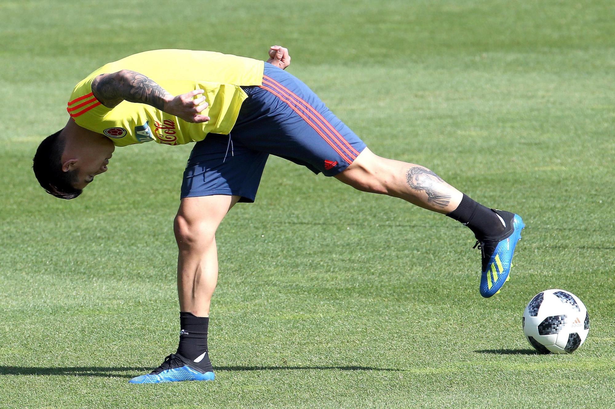 El futbolista colombiano James Rodríguez participa en un entrenamiento de su selección nacional en el centro deportivo Milanello en Carnago (Italia) el 29 de mayo de 2018, para preparar su participación en el Mundial de Rusia que se celebrará del 14 de junio al 15 de julio. 