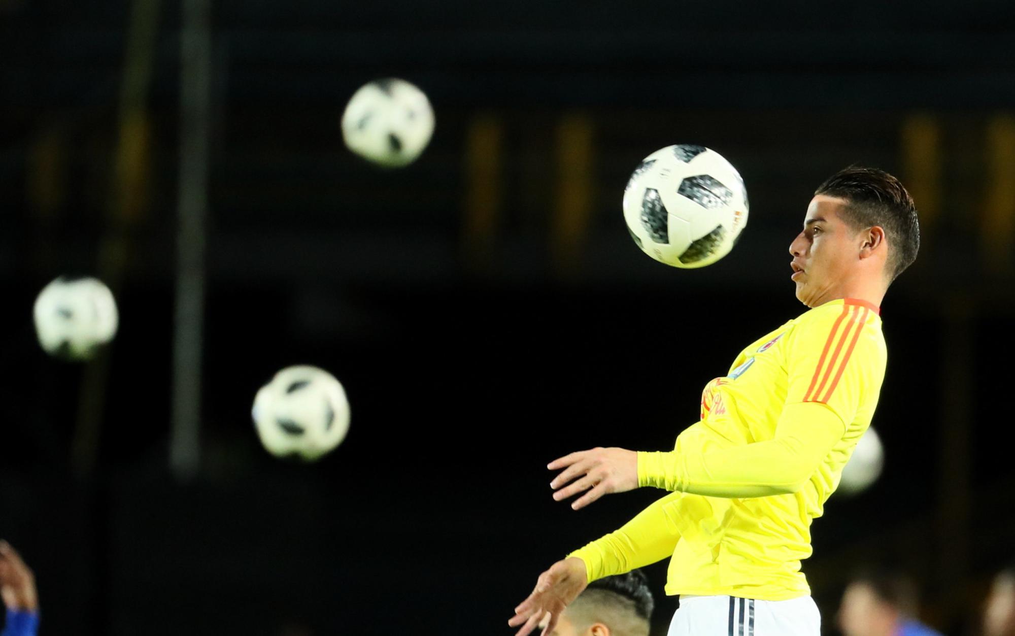 El jugador de la selección Colombia James Rodríguez controla un balón el viernes 25 de mayo de 2018, durante la despedida del equipo en el estadio Nemesio Camacho El Campín en Bogotá (Colombia). Colombia se prepara para competir en la Copa Mundo Rusia 2018 donde hace parte del grupo H. 