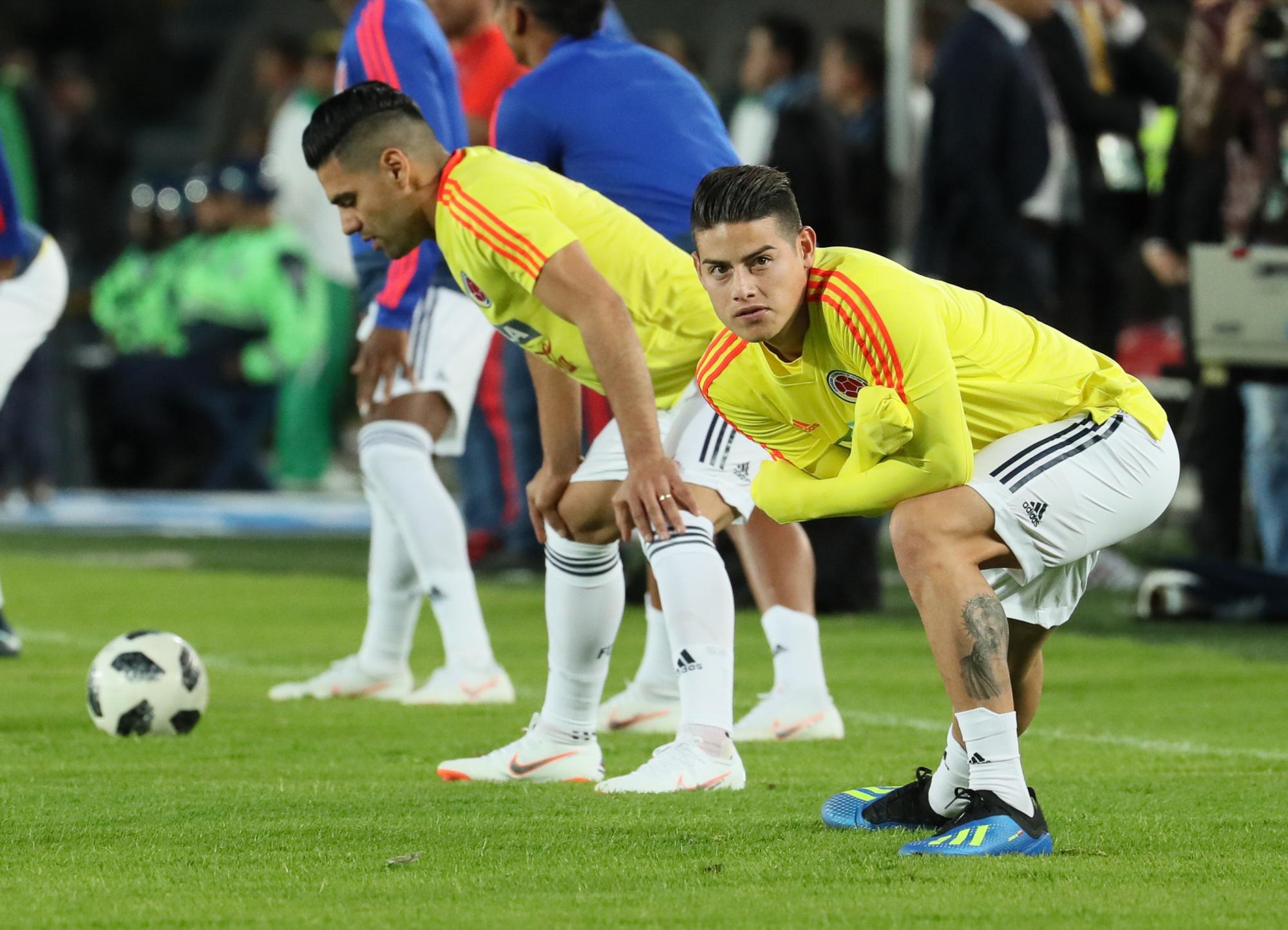 Los jugadores de la selección Colombia Radamel Falcao (i) y James Rodríguez estiran el viernes 25 de mayo de 2018, durante la despedida del equipo en el estadio Nemesio Camacho El Campín en Bogotá (Colombia). Colombia se prepara para competir en la Copa Mundo Rusia 2018 donde hace parte del grupo H.