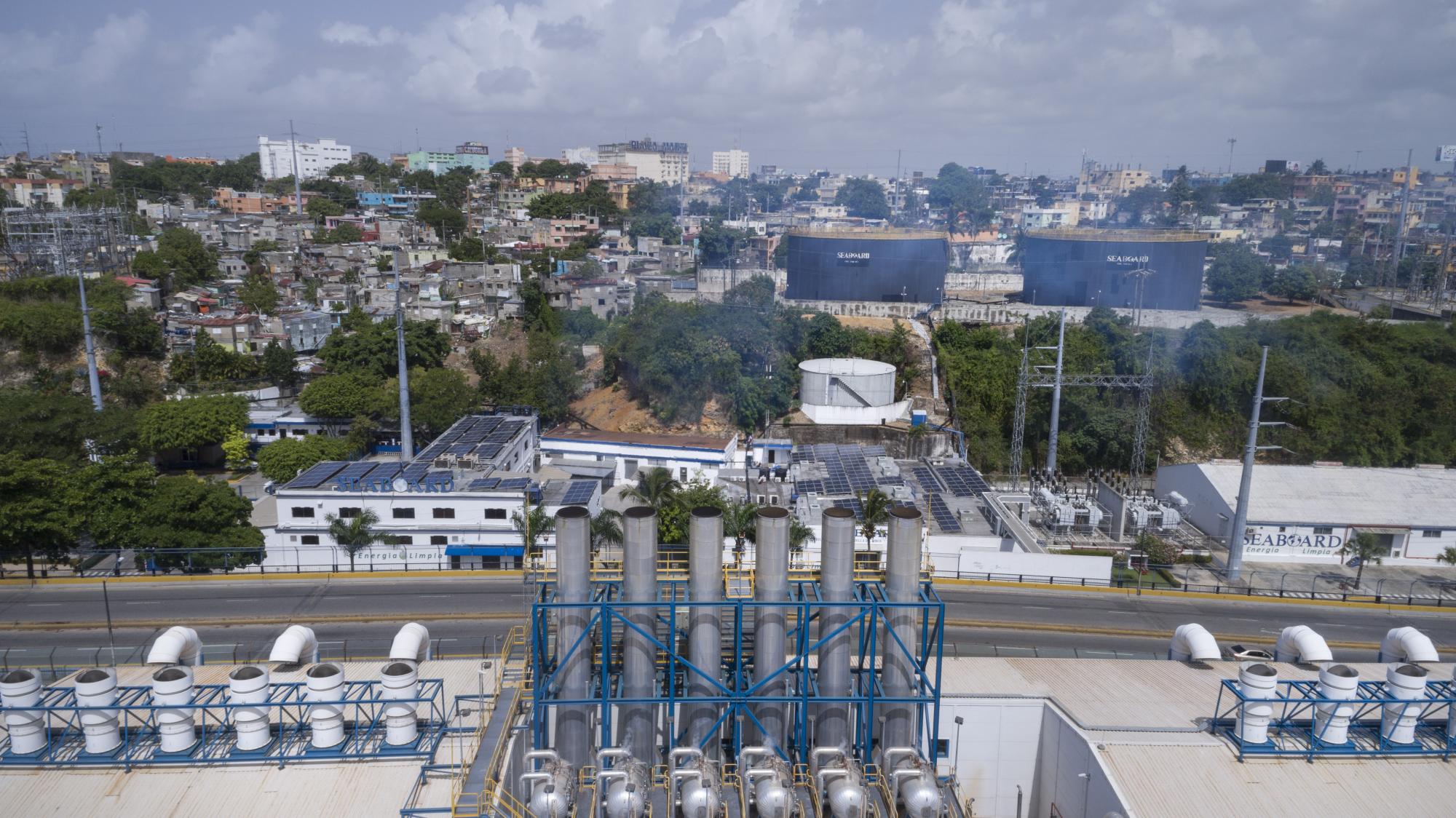 Apenas perceptible a través del lente, la imagen muestra el humo que sale de una planta generadora de electricidad.