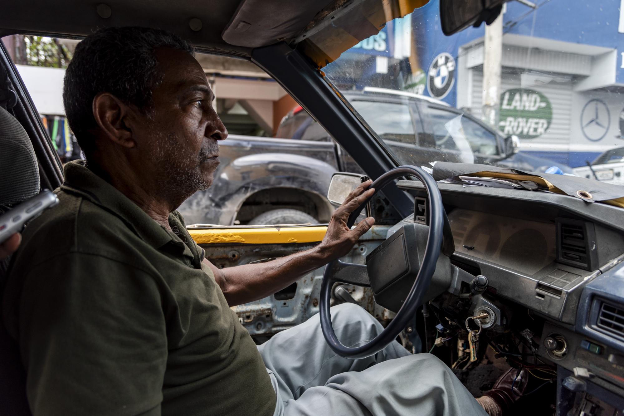 Napoleón Marte, mientras conduce su carro por la avenida 30 de Marzo.