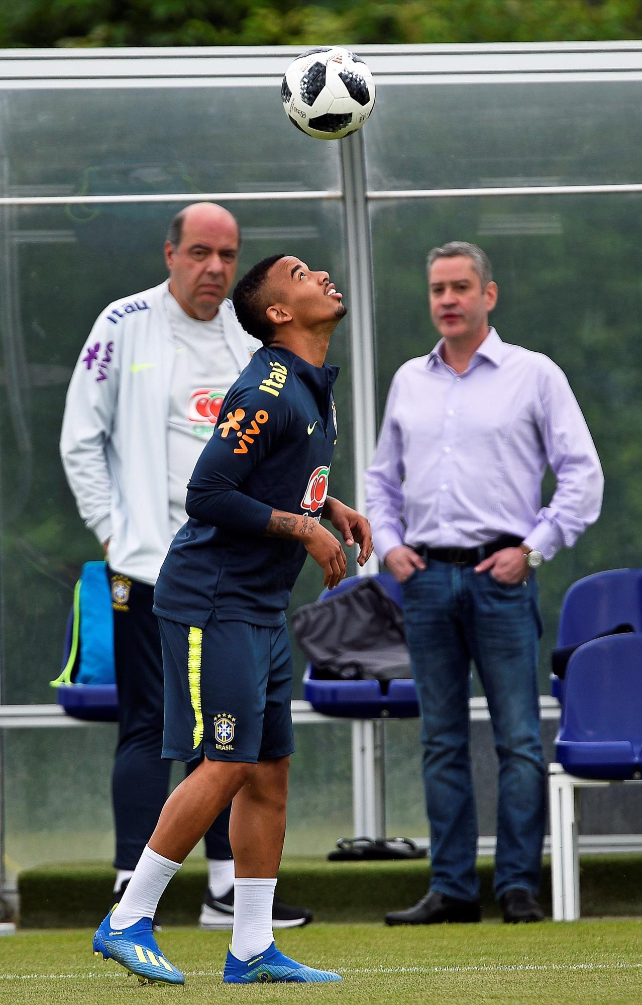 El delantero de la selección brasileña de fútbol Gabriel Jesús participa en una sesión de entrenamiento en Londres, Reino Unido, hoy, 7 de junio de 2018. 